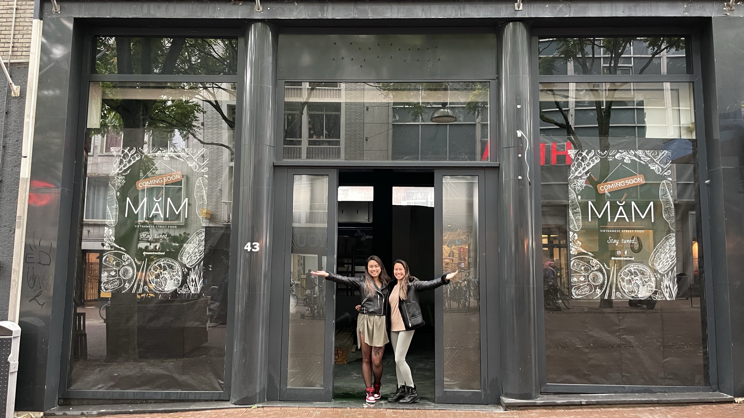 Hiền en Phi-Yến voor hun pand aan de Augustijnenstraat, vlak voor de opening