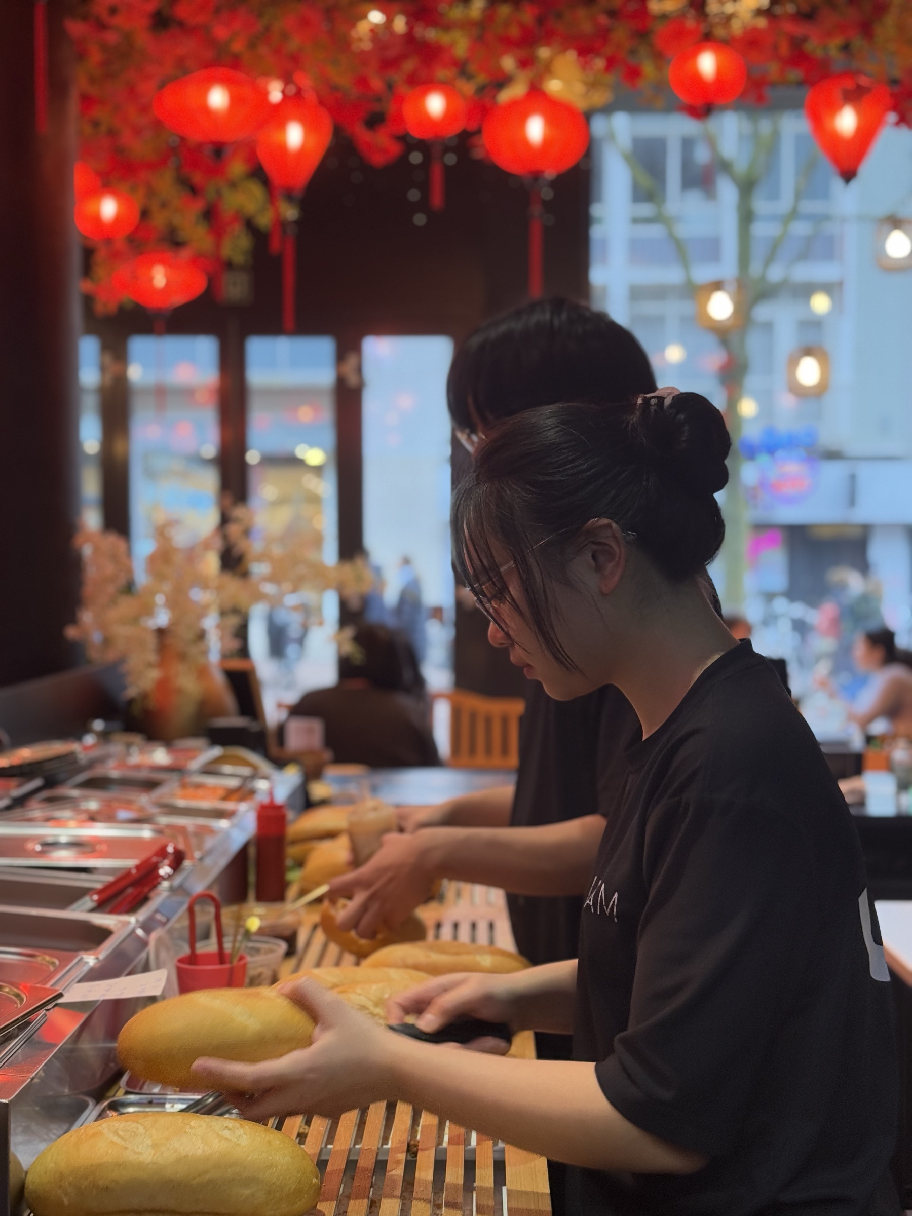 Vers bánh mì wordt klaargemaakt aan de toonbank bij MẮM