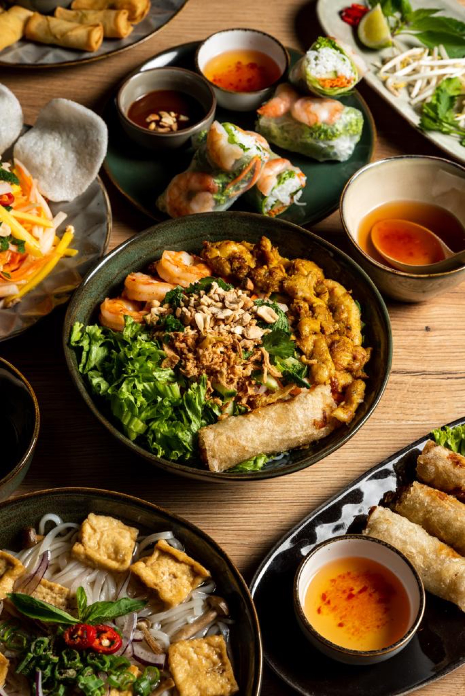 Tafel vol Vietnamese gerechten