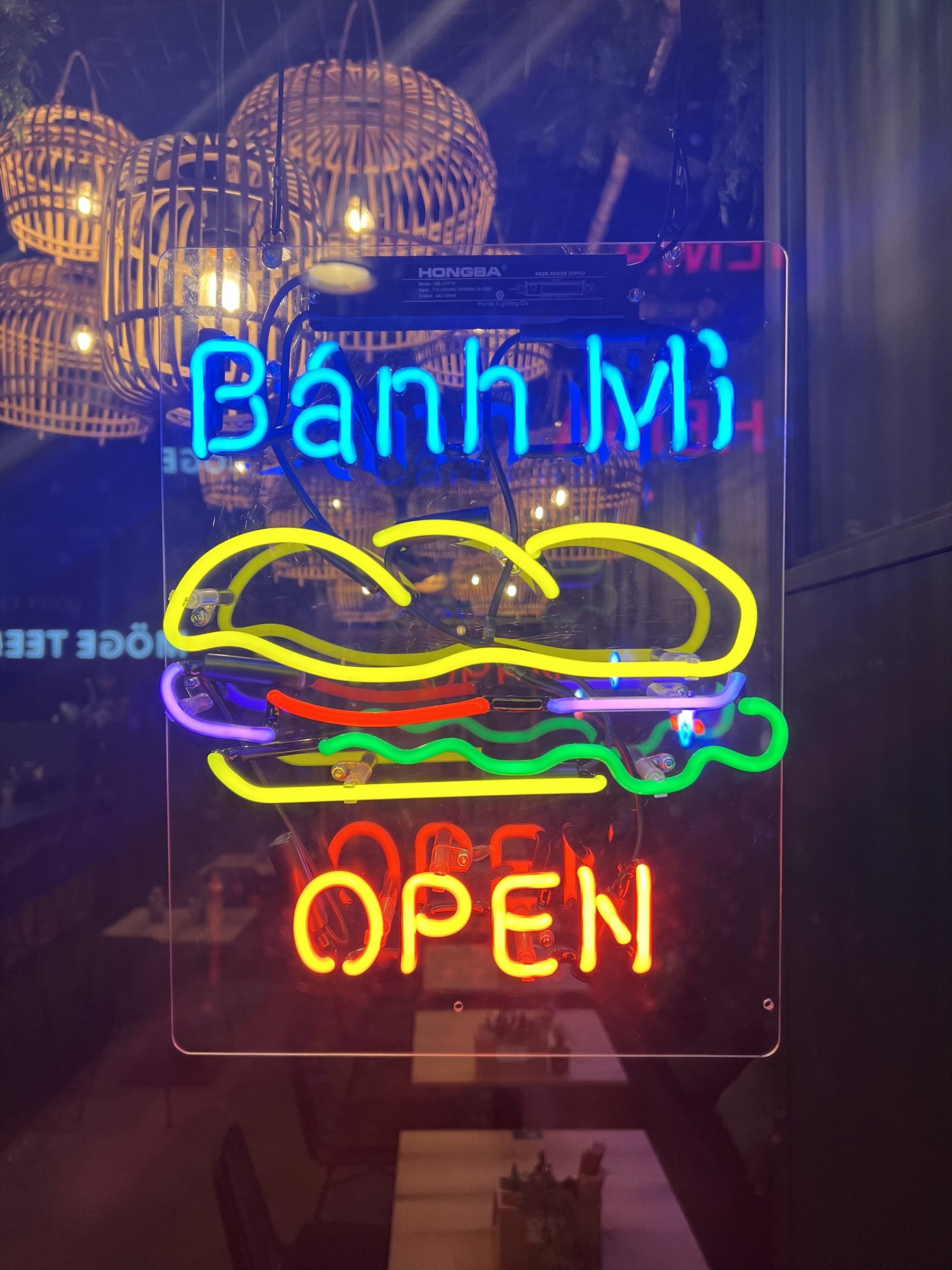 Neon-bord ‘Bánh Mì’ in de etalage van MẮM