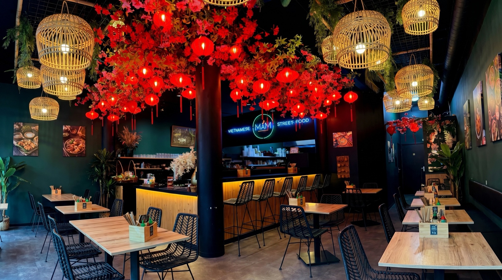 Het sfeervolle interieur van MẮM met rode lampions
